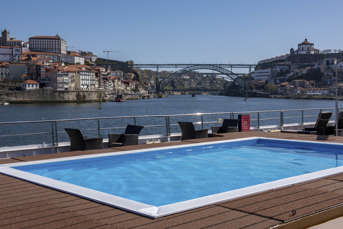Pool an Deck der MS Douro Spirit